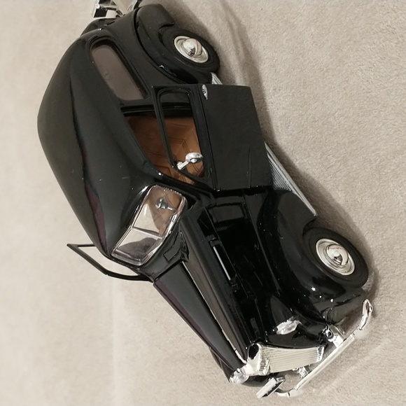 1937 Master Deluxe Town Sedan Die Cast Car - Picture 2 of 7